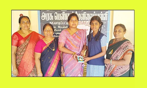 வாடிப்பட்டி அரசு பெண்கள் மேல்நிலைப்பள்ளியில் மாணவிகளுக்கு கவுன்சிலர் சூர்யா அசோக்குமார் திருக்குறள் புத்தகம் வழங்கினார்.
