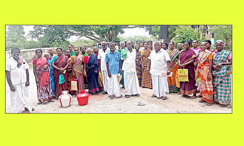 யூனியன் அலுவலகத்தில் திரண்ட பொதுமக்கள்.
