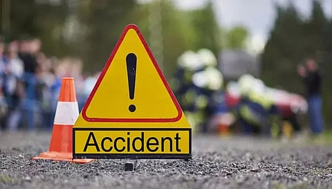 நாங்குநேரி அருகே மோட்டார் சைக்கிள் மீது கார் மோதல்; தந்தை, மகள் படுகாயம்