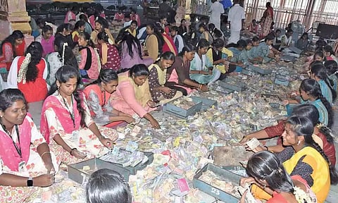 சுவாமிமலை கோவிலில் உண்டியல் காணிக்கை எண்ணும் பணி