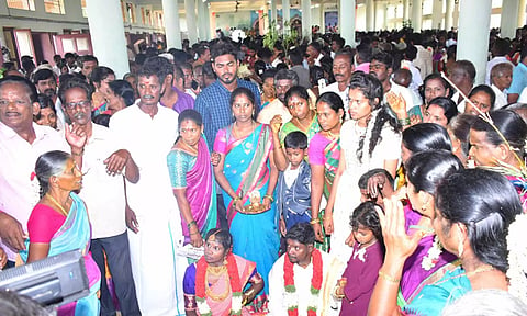  கடலூர் திருவந்திபுர தேவநாத சுவாமி கோவிலில் திருமணம் செய்த கொண்ட ஜோடியை படத்தில் காணலாம்.