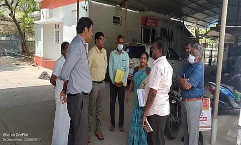 காரைக்கால் அரசு ஆஸ்பத்திரியில், கலெக்டர் குலோத்துங்கன்&nbsp; ஆய்வு மேற்கொண்ட காட்சி.
