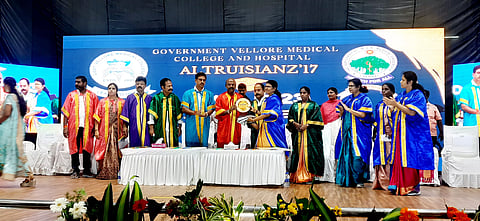 அடுக்கம்பாறை அரசு மருத்துவ கல்லூரி பட்டமளிப்பு விழாவில் அமைச்சர் மா.சுப்பிரமணியனுக்கு கல்லூரி முதல்வர் பாப்பாத்தி நினைவு பரிசு வழங்கினார்.&nbsp;