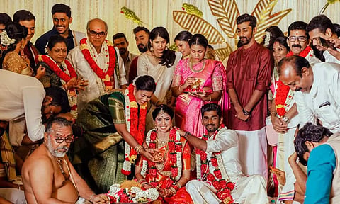 தமிழக கிரிக்கெட் வீரர் பாபா அபராஜித் திருமணம்- நீச்சல் வீராங்கனையை மணந்தார்