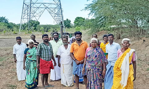 மின்வாரிய அதிகாரிகளை முற்றுகையிட்ட விவசாயிகள்.