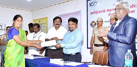 விருதுநகரில் நடந்த குறு, சிறு,  நடுத்தர தொழில் கடன் விழாவில் பயனாளிக்கு கடனுதவி காசோலையை கலெக்டர் ஜெயசீலன் வழங்கினார்.&nbsp;