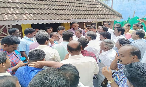 அறநிலையத் துறை அதிகாரிகளை முற்றுகையிட்டு போராட்டம் நடத்திய அர்ஜூனன் எம்.எல்.ஏ.,