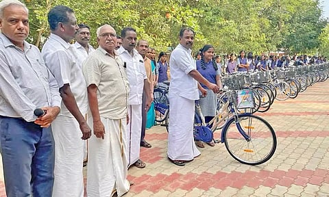 மாணவர்களுக்கு இலவச சைக்கிள்களை ஒன்றியக்குழு தலைவர் கலைச்செல்வன் வழங்கி தொடங்கி வைத்தார்.

