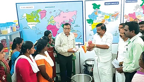 காமலாபுரம் ஊராட்சி ஒன்றிய தொடக்கப் பள்ளியில் காலை உணவு திட்டம் தொடர்பாக அமைச்சர் கே.என்.நேரு ஆய்வு செய்தார். அருகில் கலெக்டர் கார்மேகம், ராஜேந்திரன் 
எம்.எல்.ஏ. உள்பட பலர் உள்ளனர்.