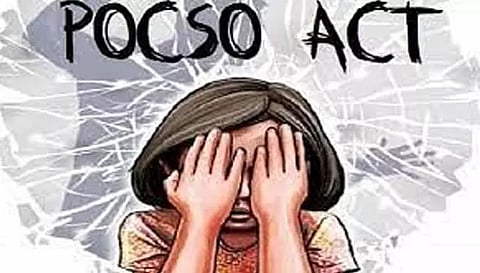 எடப்பாடி அருகே பள்ளி மாணவி பலாத்காரம் டிரைவர் மீது  போக்சோ வழக்கு பாய்ந்தது