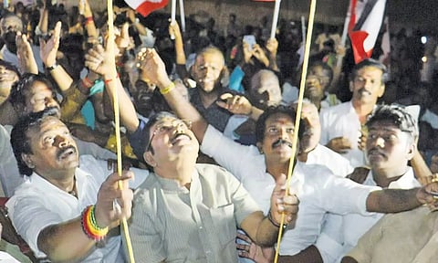 அ.ம.மு.க. பொதுச் செயலாளர் டி.டி.வி.தினகரன்  கட்சி கொடியேற்றினார்.
