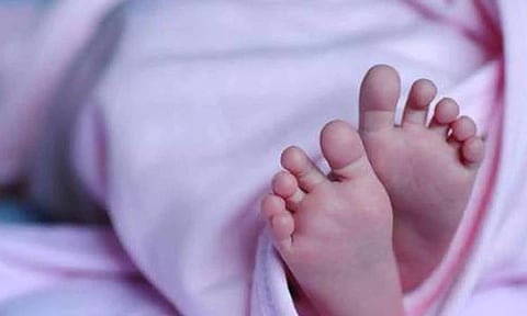 கொண்டப்பநாயக்கன்பட்டியில் தாய்ப்பால் குடித்த 2 மாத ஆண் குழந்தை மூச்சு திணறி பலி- பெற்றோர் கதறல்