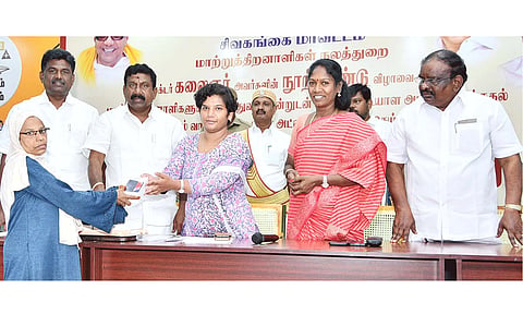 மாற்றுத்திறனாளிகளுக்கு கலெக்டர் ஆஷா அஜித் நலத்திட்ட உதவிகளை வழங்கினார். அருகில் எம்.எல்.ஏ.க்கள் தமிழரசி, முருகேசன், செந்தில்நாதன் ஆகியோர் உள்ளனர்.
