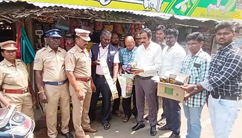 நாமக்கல் பஸ் நிலையத்தை யொட்டியுள்ள ஒரு கடையில் இருந்து தடைசெய்யப்பட்ட போதை பொருட்களை  அதிகாரிகள் பறிமுதல் செய்த காட்சி.