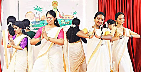 திருமங்கலம் அன்னை பாத்திமா கலை மற்றும் அறிவியல் கல்லூரியில் நடைபெற்ற ஓணம் பண்டிைக கொண்டாட்டத்தில் மாணவிகள் கேரள பாரம்பரிய உடை அணிந்து நடனமாடிய காட்சி.
