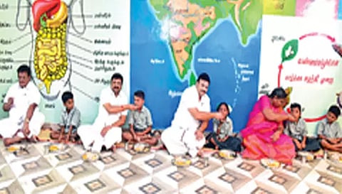 ராசிபுரம் ஊராட்சி ஒன்றியம் முத்துக்காளிப்பட்டி ஊராட்சி ஒன்றிய நடுநிலைப்பள்ளியில் நடைபெற்ற காலை உணவு திட்டம் தொடக்க நிகழ்ச்சியில் வனத்துறை அமைச்சர் 
டாக்டர்.மதிவேந்தன்‌ மாணவ-மாணவிகளுடன் காலை உணவு சாப்பிட்டார். அருகில் 
கே.ஆர்.என்.ராஜேஷ்குமார் எம்.பி., கலெக்டர் டாக்டர். உமா உள்பட பலர் உள்ளனர்.
