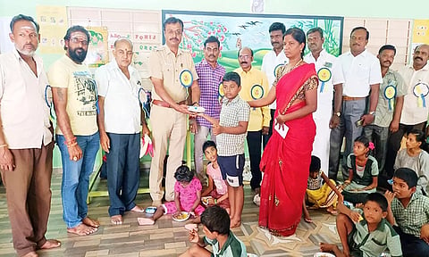 வித்யா பிரகாசம் மனவளர்ச்சி குன்றியோருக்கான சிறப்பு பள்ளியில் பயிலும் மாணவ- மாணவிகளுக்கு இனிப்பு வழங்கப்பட்டபோது எடுத்தபடம்.