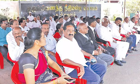 தஞ்சையில் வக்கீல்கள் உண்ணாவிரத போராட்டத்தில் ஈடுபட்டனர்.