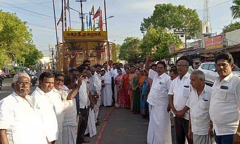பட்டாசு வெடித்து கொண்டாடிய அ.தி.மு.க.,வினர்.