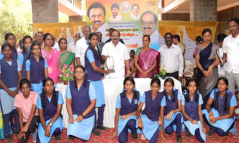 பல்வேறு விளையாட்டு போட்டிகளில் வெற்றிபெற்ற மாணவ-மாணவிகளுக்கு அமைச்சர் அர.சக்கரபாணி பரிசுகள் வழங்கினார்.