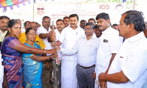 நடுப்பட்டி ஊராட்சி, பல்லகவுண்டன்பாளையத்தில் சாலைப்பணியை அமைச்சர் மு.பெ.சாமிநாதன் தொடங்கி வைத்த காட்சி.&nbsp;