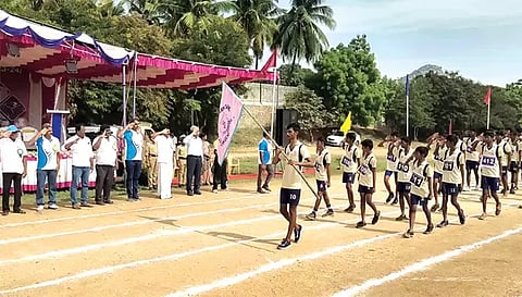 விளையாட்டு போட்டிகளையொட்டி மாணவர்களின் அணிவகுப்பு நடைபெற்றபோது எடுத்த படம்.&nbsp;