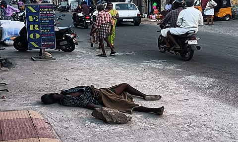 தக்கலை அருகே போதையில் தள்ளாடும் குடிமகன்களால் பயணிகள்-பொது மக்கள் கடும் அவதி