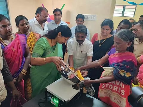 மாப்பிள்ளையூரணியில் ரேஷன் கடையை திறந்து வைத்து பொதுமக்களுக்கு கனிமொழி எம்.பி. பொருட்களை வழங்கிய காட்சி.