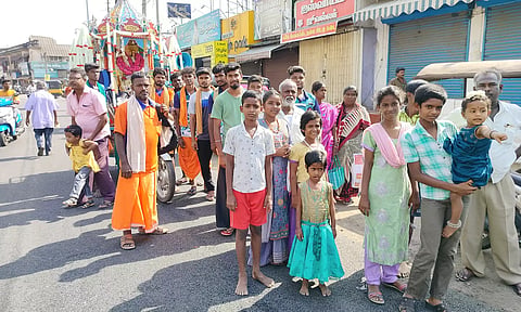 வேளாங்கண்ணி புனித ஆரோக்கிய மாதா ஆலயத்துக்கு திண்டுக்கல்லில் இருந்து பாதயாத்திரையாக சென்றவர்கள்.
