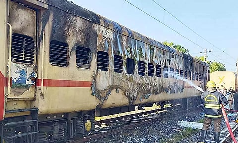 ரெயிலில் தீ விபத்து ஏற்பட்டபோது தப்பிய 2 பேரை பிடித்து விசாரணை