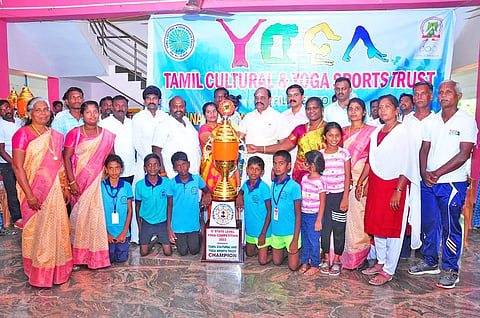 போட்டியில் வெற்றி பெற்ற மாணவர்களுக்கு கடம்பூர் ராஜூ எம்.எல்.ஏ. பரிசுகளை வழங்கி பாராட்டினார்.