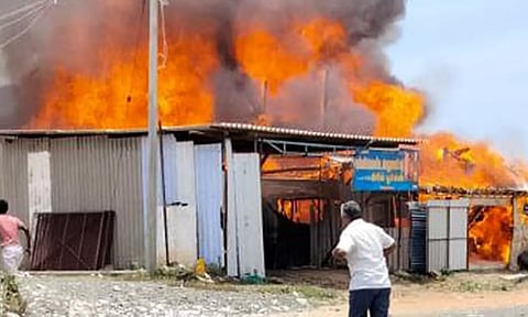 பட்டறையில் தீ பற்றி கொளுந்து விட்டு எரிந்ததை படத்தில் காணலாம்.