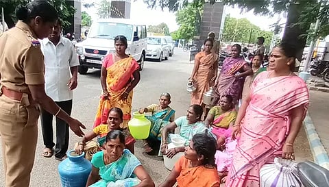 நாமக்கல் மாவட்ட கலெக்டர் அலுவலக வளாகத்தில் காலி குடங்களுடன் பெண்கள் தர்ணாவில் ஈடுபட்ட காட்சி.&nbsp;