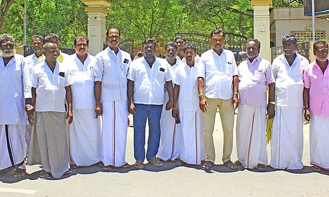 மாநகர் மாவட்ட செயலாளர் சண்முகவேல் தலைமையில் மனு கொடுத்த தே.மு.தி.க.வினர்.