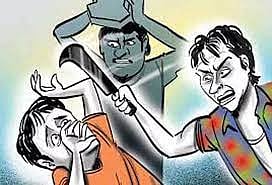 லாரி டிரைவரிடம் அரிவாளை காட்டி மிரட்டி பணம் பறிப்பு