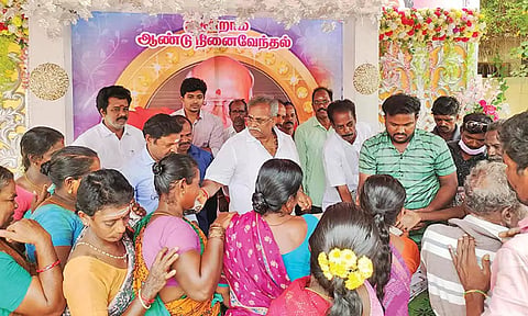 அரிச்சுவடி மனநல மைய சேர்மன் 3-ம் ஆண்டு நினைவு நாளையொட்டி சபாநாயகர் ஏம்பலம் செல்வம் பொதுமக்களுக்கு அன்னதானம் வழங்கிய காட்சி.