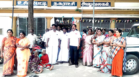நகராட்சி அலுவலகத்தை  முற்றுகையிட்ட பொதுமக்கள்.
