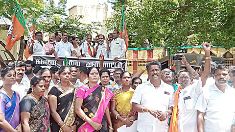 மதுரையில் பா.ஜ.க.வினர் ஆர்ப்பாட்டத்தில் ஈடுபட்டனர்.&nbsp;