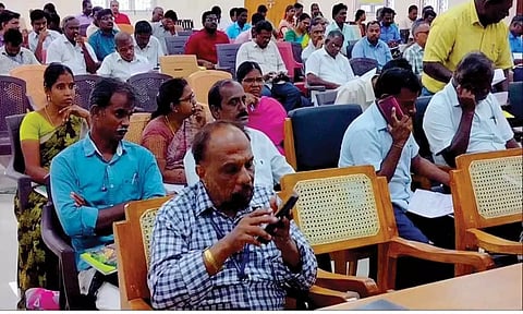 செல்போனில் மூழ்கிய அதிகாரிகள்