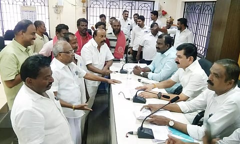 மேயர் சரவணன் தலைமையில் மக்கள் குறைதீர்க்கும் நாள் கூட்டம் நடந்த போது எடுத்தபடம். அருகில் துணை மேயர் கே.ஆர்.ராஜூ மற்றும் பலர் உள்ளனர்.