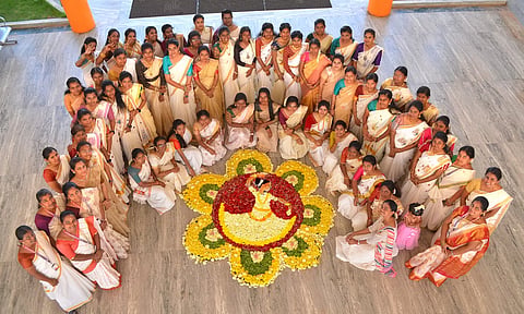 ஓணம் கொண்டாட்டத்தில் கலந்துகொண்ட மாணவிகள்.