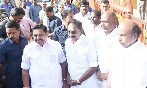 மதுரை மீனாட்சி அம்மன் கோவிலுக்கு சாமி தரிசனம் செய்ய வந்த எடப்பாடி பழனிசாமியை, முன்னாள் அமைச்சர்கள் செல்லூர் ராஜூ, ஆர்.பி.உதயகுமார், ராஜன் செல்லப்பா எம்.எல்.ஏ. ஆகியோர் வரவேற்றனர்.
