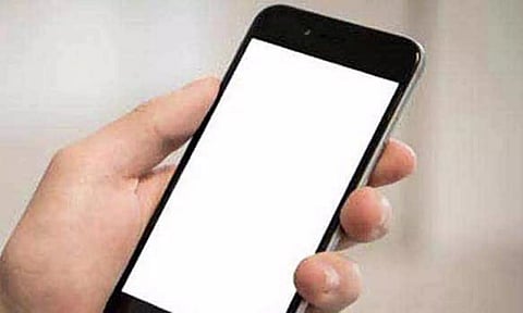 ஆந்திராவில் பள்ளி, கல்லூரிகளில் செல்போன் பயன்படுத்த தடை- ஆசிரியர்கள் கடும் எதிர்ப்பு