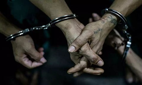 லாட்டரி சீட்டு விற்ற 2 பேர் கைது