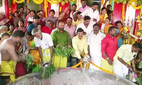 பக்தர்கள் வீடுகளில் இருந்து கூழைக் கொண்டு வந்து   கோவிலில் ஊற்றி தங்கள் வேண்டுதலை நிறைவேற்றிய காட்சி.