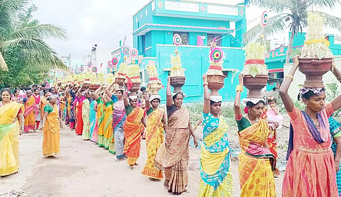 முளைப்பாரி ஊர்வலம் நடைபெற்றபோது எடுத்தபடம்.

