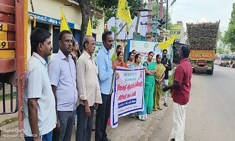 ஆர்ப்பாட்டத்தில் ஆசிரியர்கள்  கலந்து கொண்டு கோரிக்கை வலியுறுத்தி முழக்கமிட்டனர்.