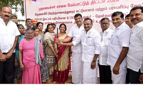 சாலை மேம்பாட்டு பணிகளுக்கு மாவட்ட கலெக்டர் கே.எம்.சரயு , நேற்று பூமிபூஜை செய்து பணிகளை தொடங்கி வைத்தார். அருகில் ஓசூர் எம்.எல்.ஏ.ஒய்.பிரகாஷ்,  மாநகராட்சி மேயர் எஸ்.ஏ.சத்யா ஆகியோர் உடன் இருந்தனர்.