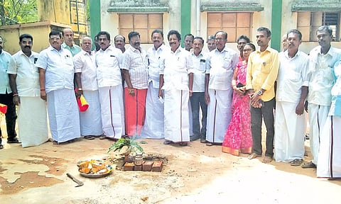 புதிய வகுப்பறைகள் கட்டும் பணியை  அசோக்குமார் எம்.எல்.ஏ. தொடங்கி வைத்தார்.