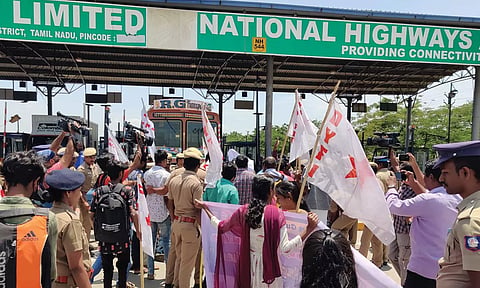 கட்டண உயர்வுக்கு எதிர்ப்பு: கணியூர் சுங்கச்சாவடியை முற்றுகையிட்டு போராட்டம்